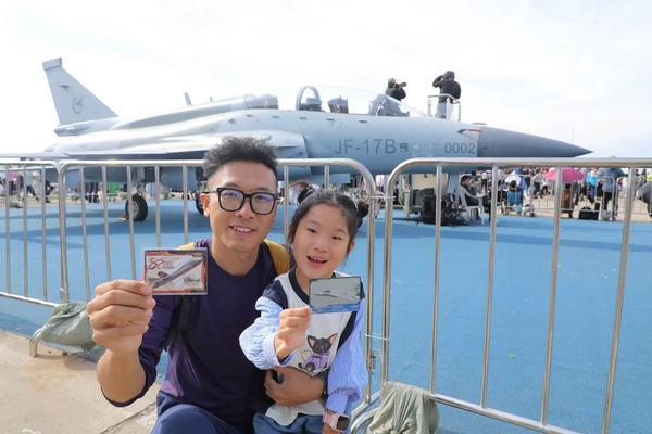 道崛起Z世代社交货币点亮文化新消费pg电子免费模拟器游戏千亿卡牌赛